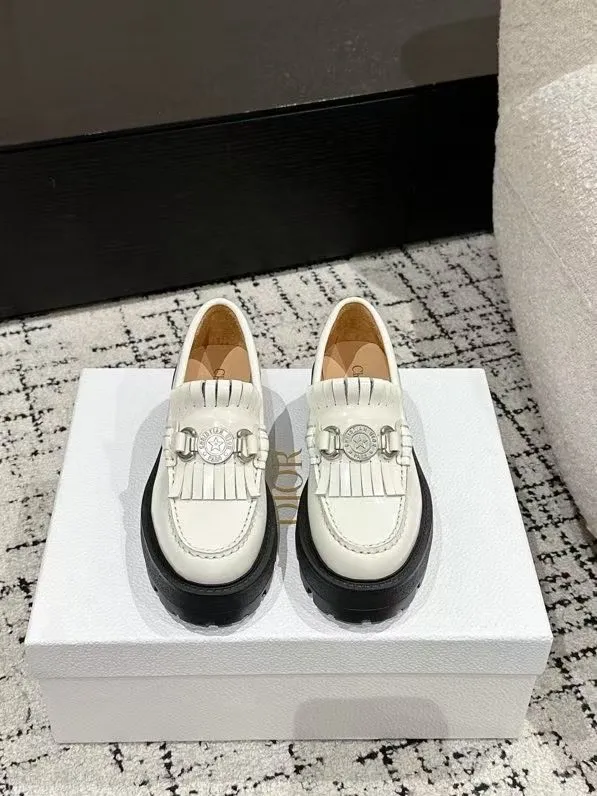 👟👟Ex-factory price 700👟👟 Dior 25/early spring new coin tassel thick-soled loafers made of black calf leather with white leather tassels to show a contrasting layering. The tassels are embellished with silver lucky star metal medals. They are very exquisite, comfortable and good-looking💯 and easy to match. Can be worn in spring, summer, autumn and winter! ✔️Upper: original imported open-edge beaded cowhide ✔️Inner lining: water-dyed cowhide ✔️Sole: original rubber foam outsole ✔️Size: 35-41 (40.41 customized, non-refundable)